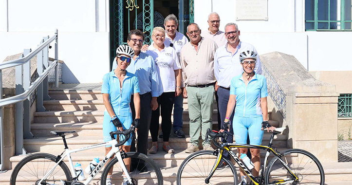 ciclistas FOZge Comigo e comitiva na escadaria da Câmara Municipal da Sertã