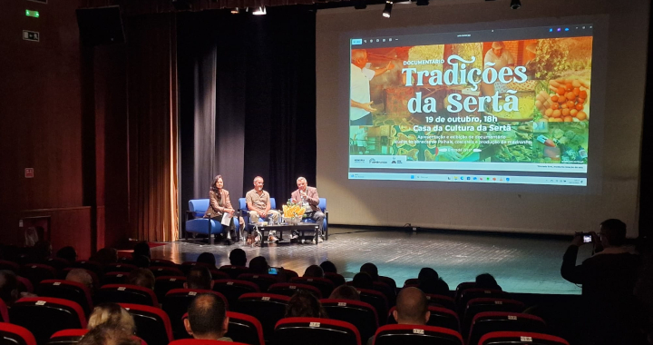 pessoas em sala de espetáculo a assistir ao lançamento de documentários sobre tradições da Sertã