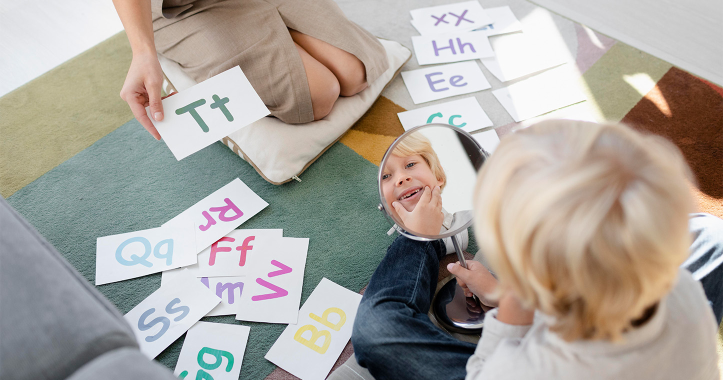 criança em consulta de terapia da fala - foto freepik